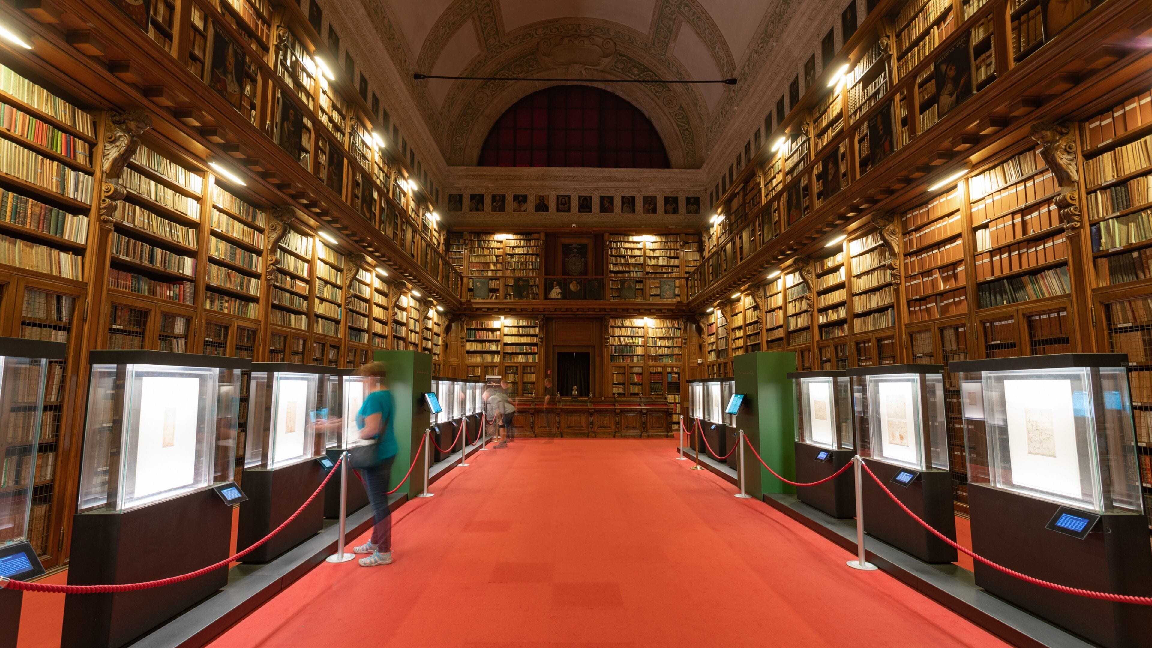 Biblioteca Ambrosiana featuring interior views