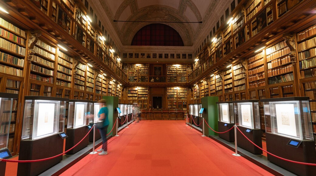 Biblioteca Ambrosiana featuring interior views