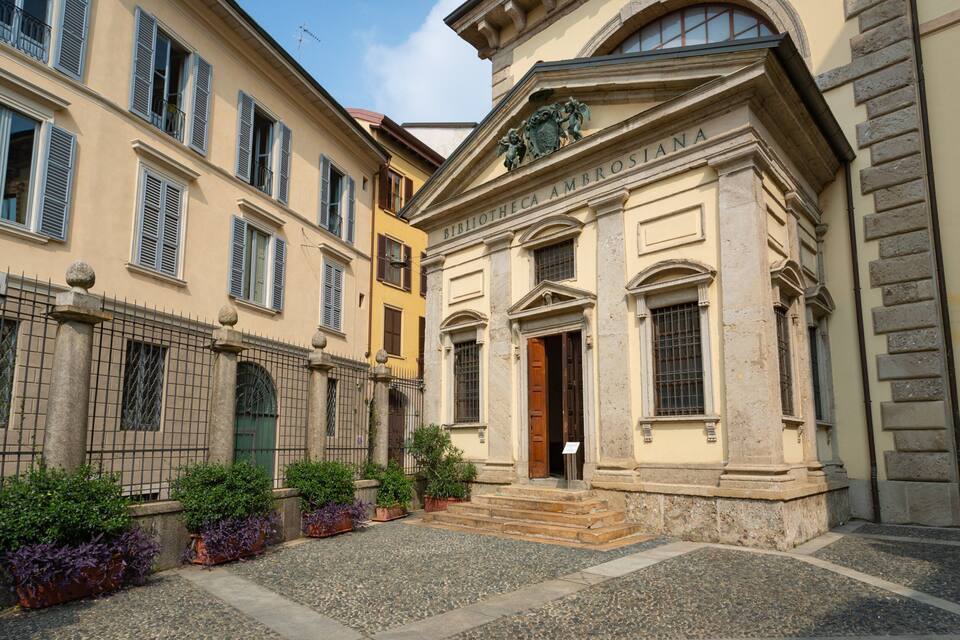 Un cortile con un edificio con la scritta "BIBLIOTHECA AMBROSINA".