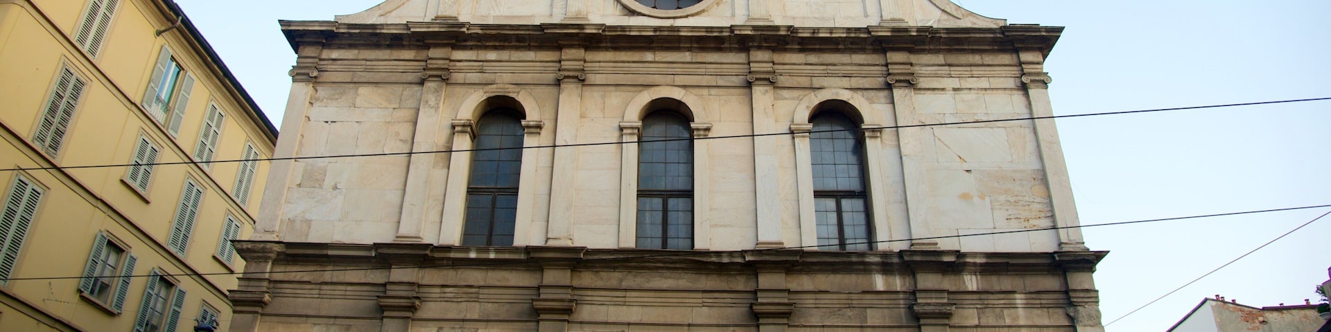 Milão caracterizando uma igreja ou catedral e arquitetura de patrimônio