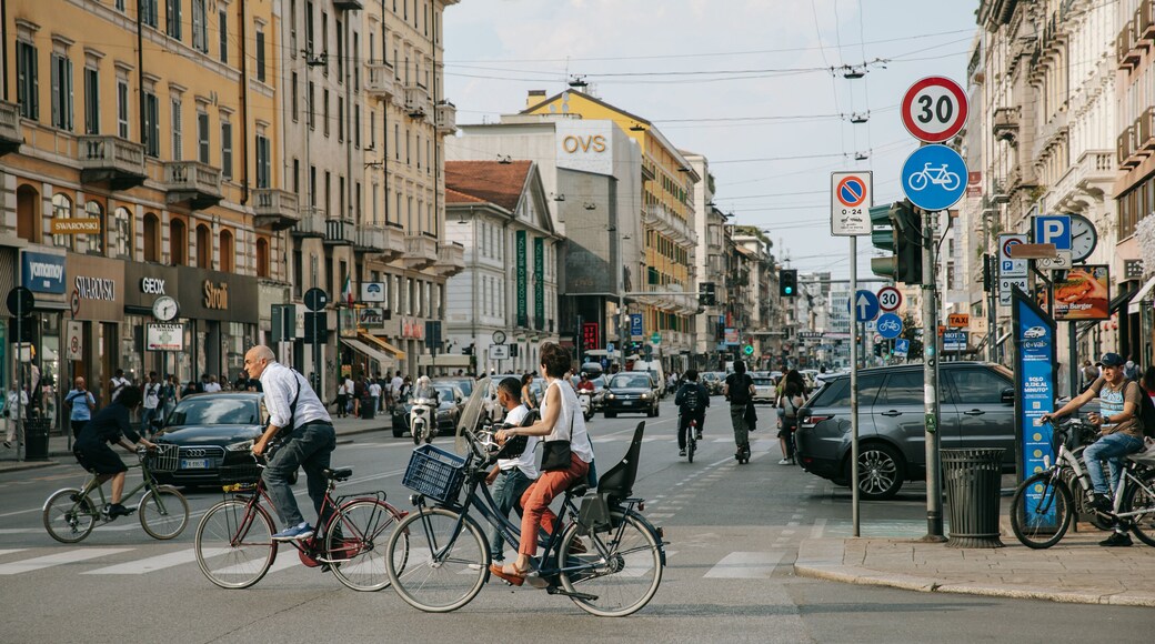 Porta Venezia showing cycling, street scenes and a city