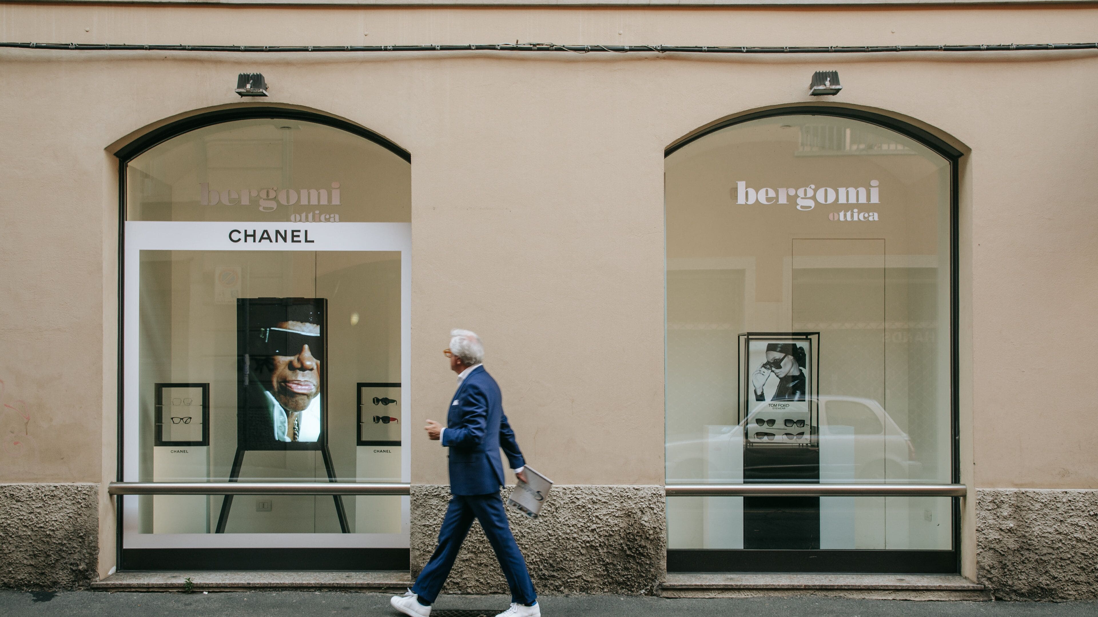 Porta Venezia featuring street scenes, signage and shopping