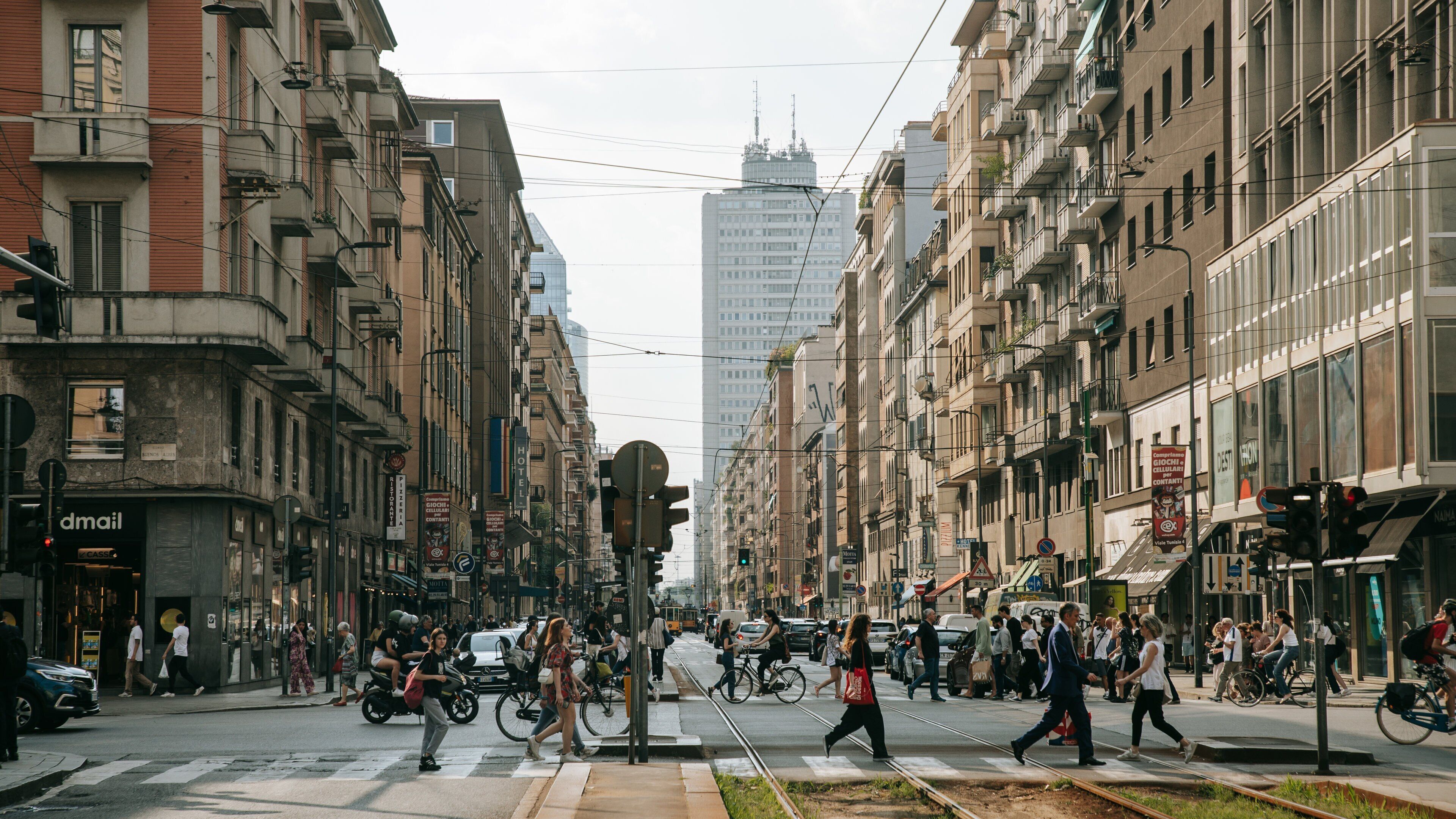 Porta Venezia showing a city and street scenes