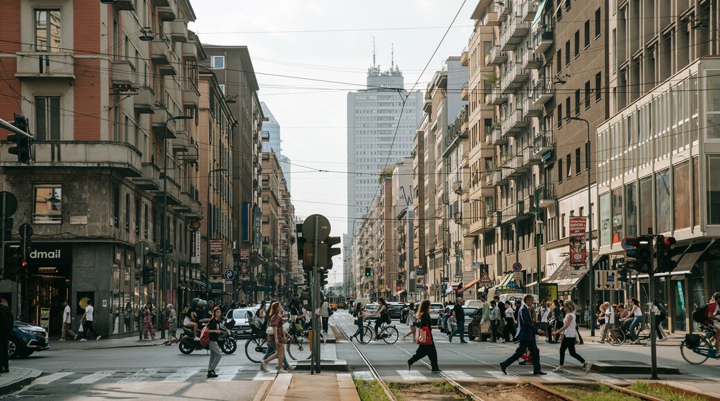Porta Venezia showing a city and street scenes