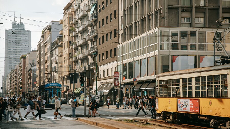 Porta Venezia showing street scenes and a city