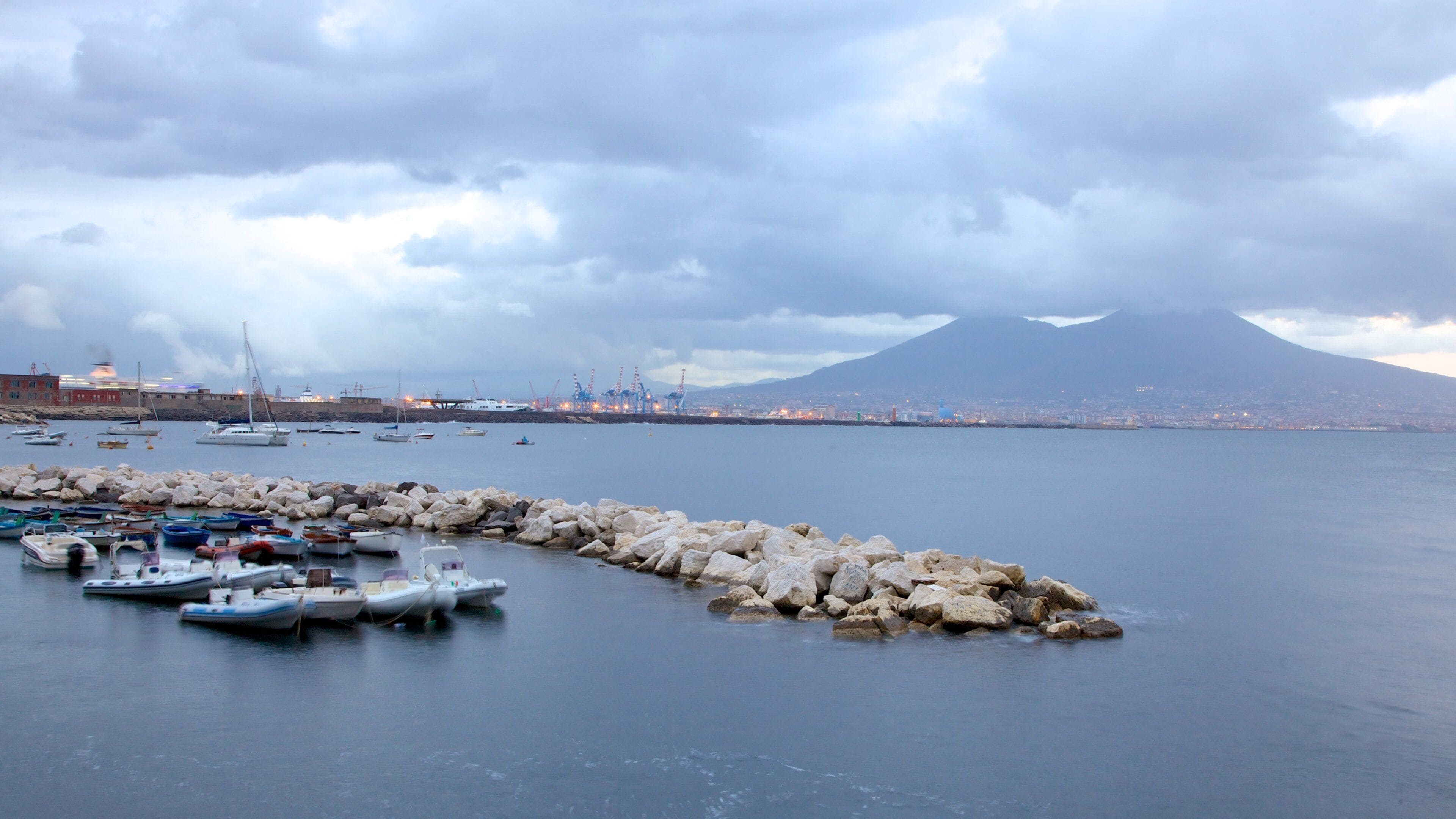 Castel dell\'Ovo som inkluderer landskap, bukt eller havn og kyst