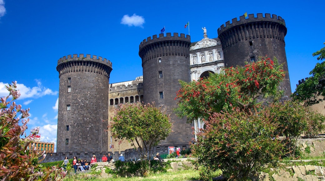 穆尼西皮奧廣場 其中包括 城堡 和 遺跡建築