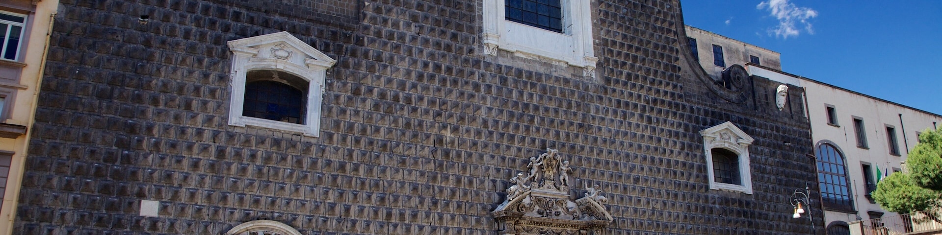 Piazza del Municipio caracterizando cenas de rua