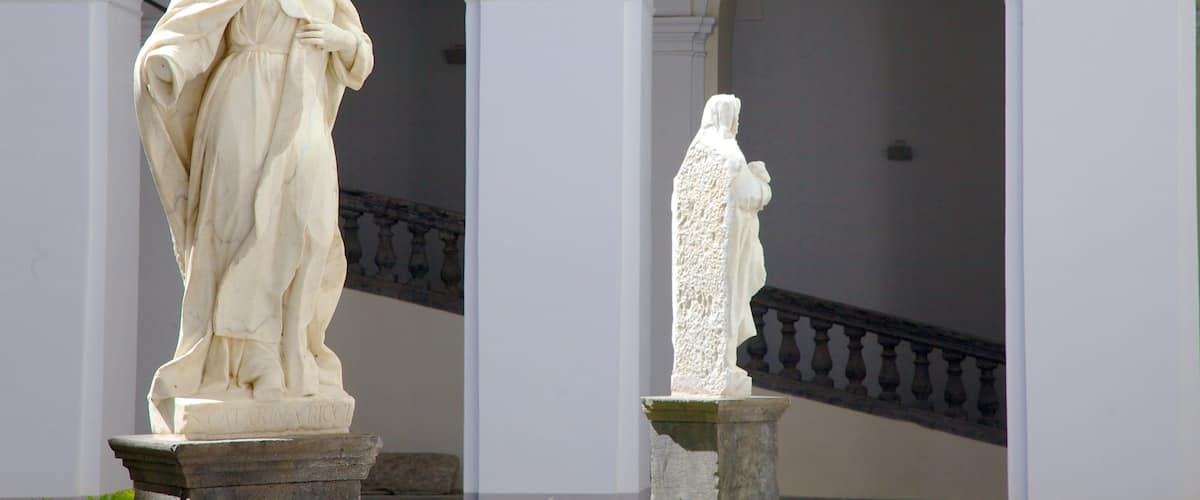 Piazza San Domenico Maggiore featuring patsas tai veistos ja uskonnolliset aiheet