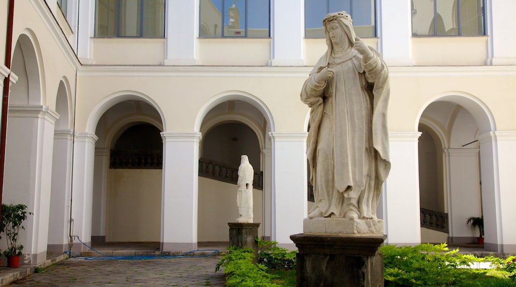 Piazza San Domenico Maggiore mostrando uma praça ou plaza, uma eståtua ou escultura e aspectos religiosos