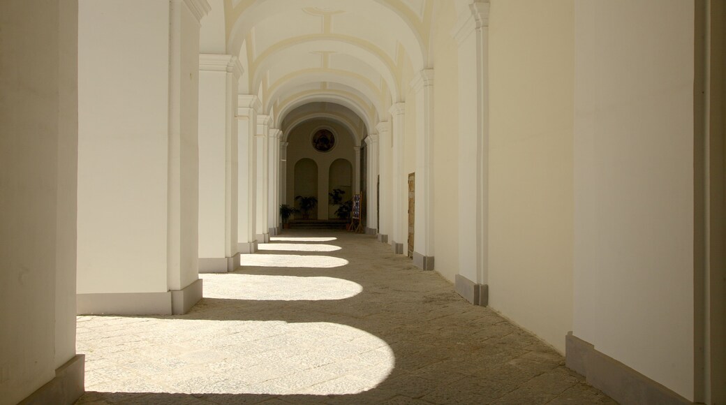 Piazza San Domenico Maggiore som viser innendørs