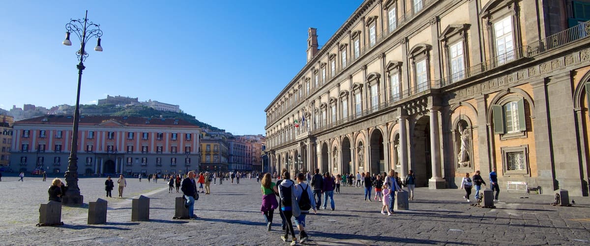 Palazzo Reale mit einem Straßenszenen und Palast oder Schloss sowie große Menschengruppe