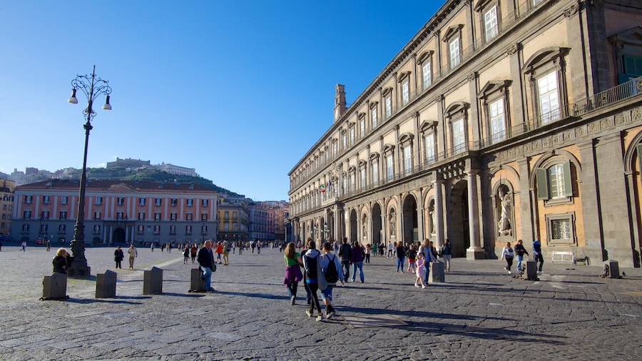Palazzo Reale que incluye castillo o palacio y imágenes de calles y también un gran grupo de personas