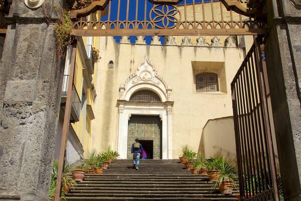 Napoli og byder på en kirke eller en katedral og religiøse elementer