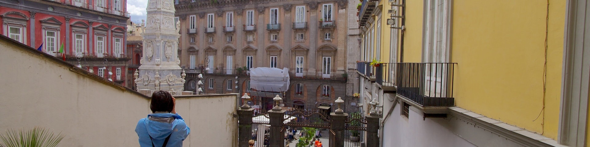 Naples which includes street scenes and a city