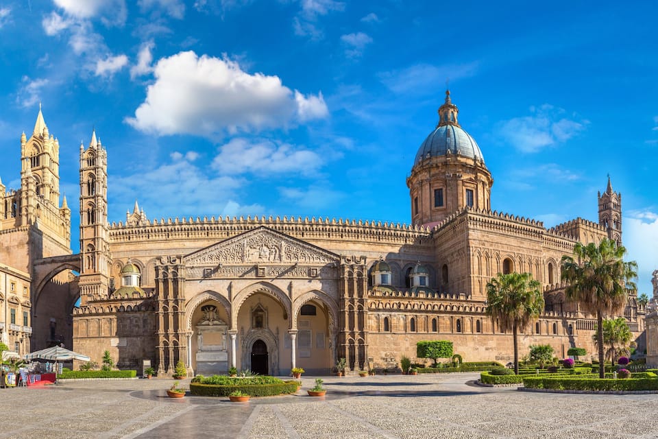 Eine historische Kathedrale mit filigraner Architektur, einer großen Kuppel und einem Glockenturm.