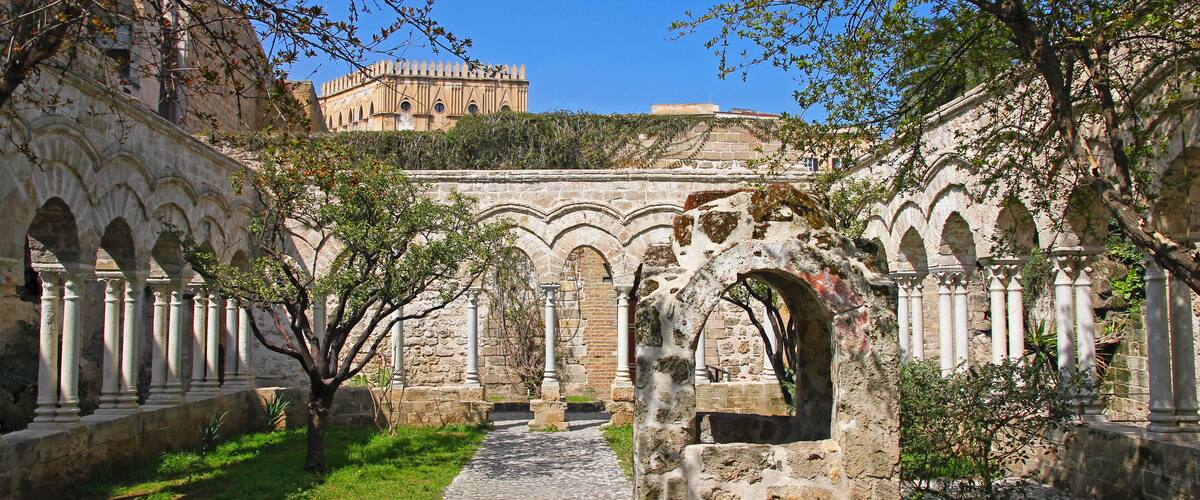 EFDF52 Italy. Sicily island. Palermo city. The monastery courtyard (cloister) of San Giovanni degli Eremiti Church in spring