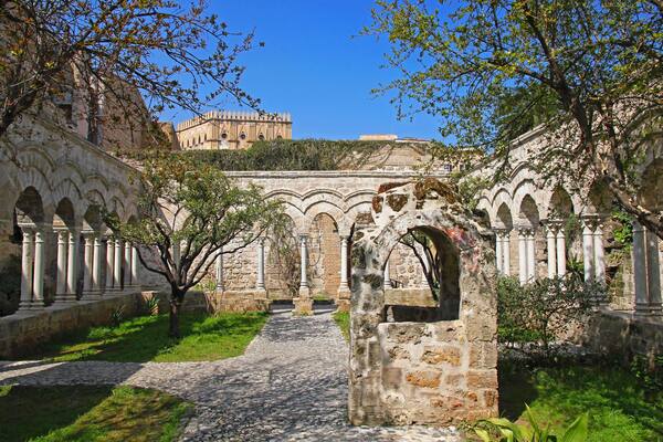EFDF52 Italy. Sicily island. Palermo city. The monastery courtyard (cloister) of San Giovanni degli Eremiti Church in spring