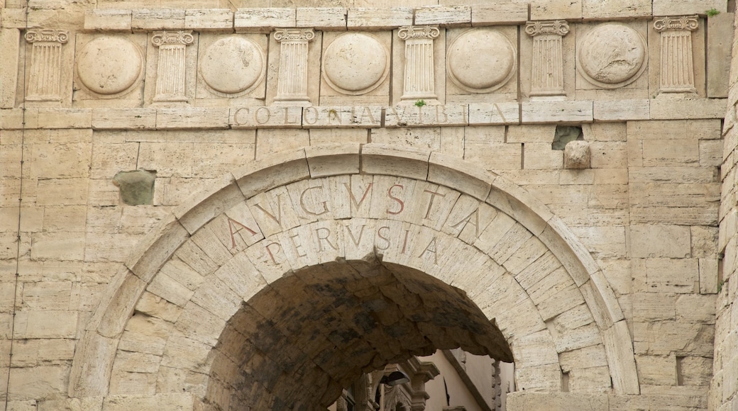 Arco Etrusco fasiliteter samt skilt og historisk arkitektur