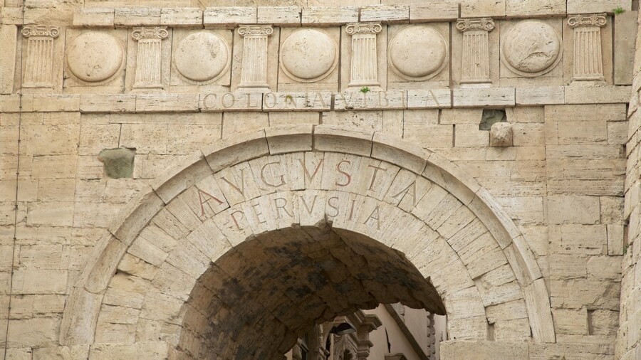 Arc étrusque qui includes architecture patrimoniale et signalisation