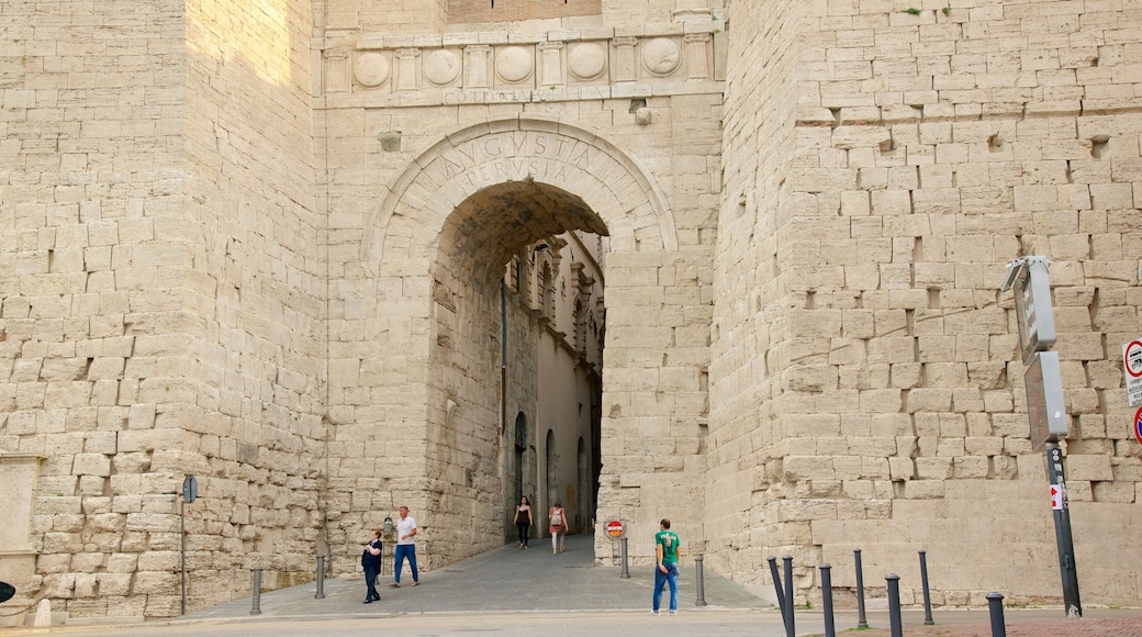 Arco Etrusco som inkluderer historisk arkitektur i tillegg til en liten gruppe med mennesker