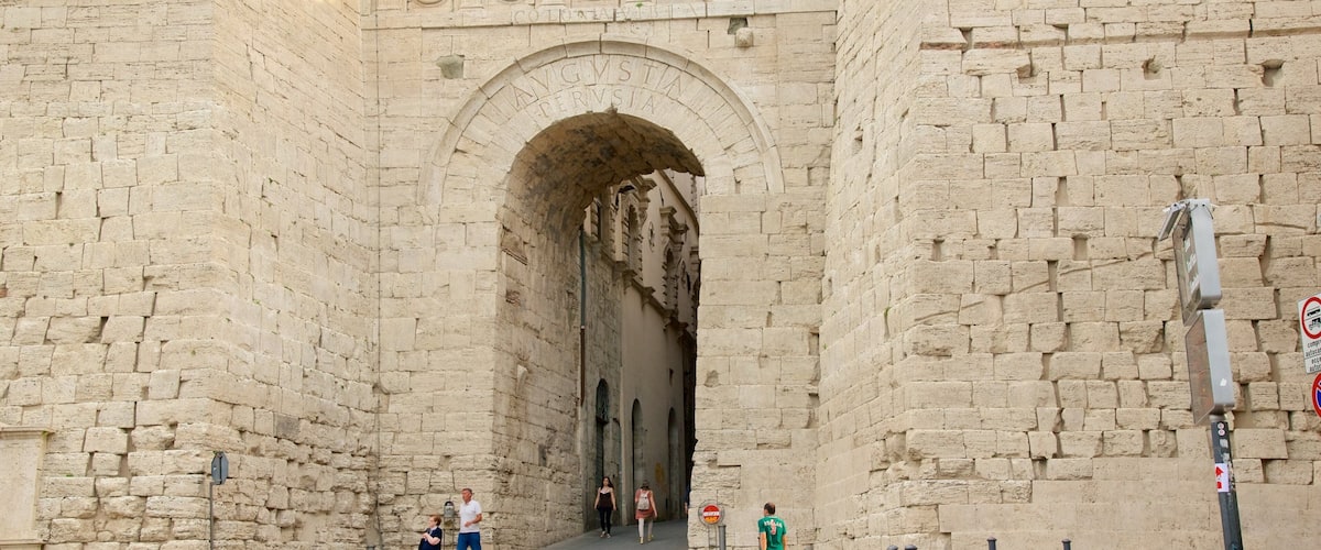 Arco Etrusco das einen historische Architektur sowie kleine Menschengruppe
