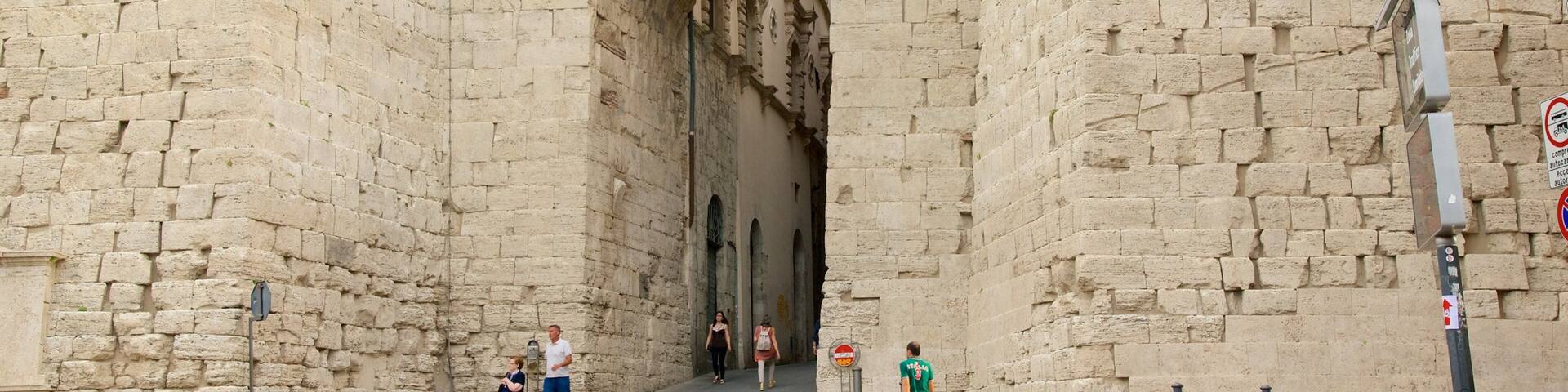 Arco Etrusco which includes heritage architecture as well as a small group of people