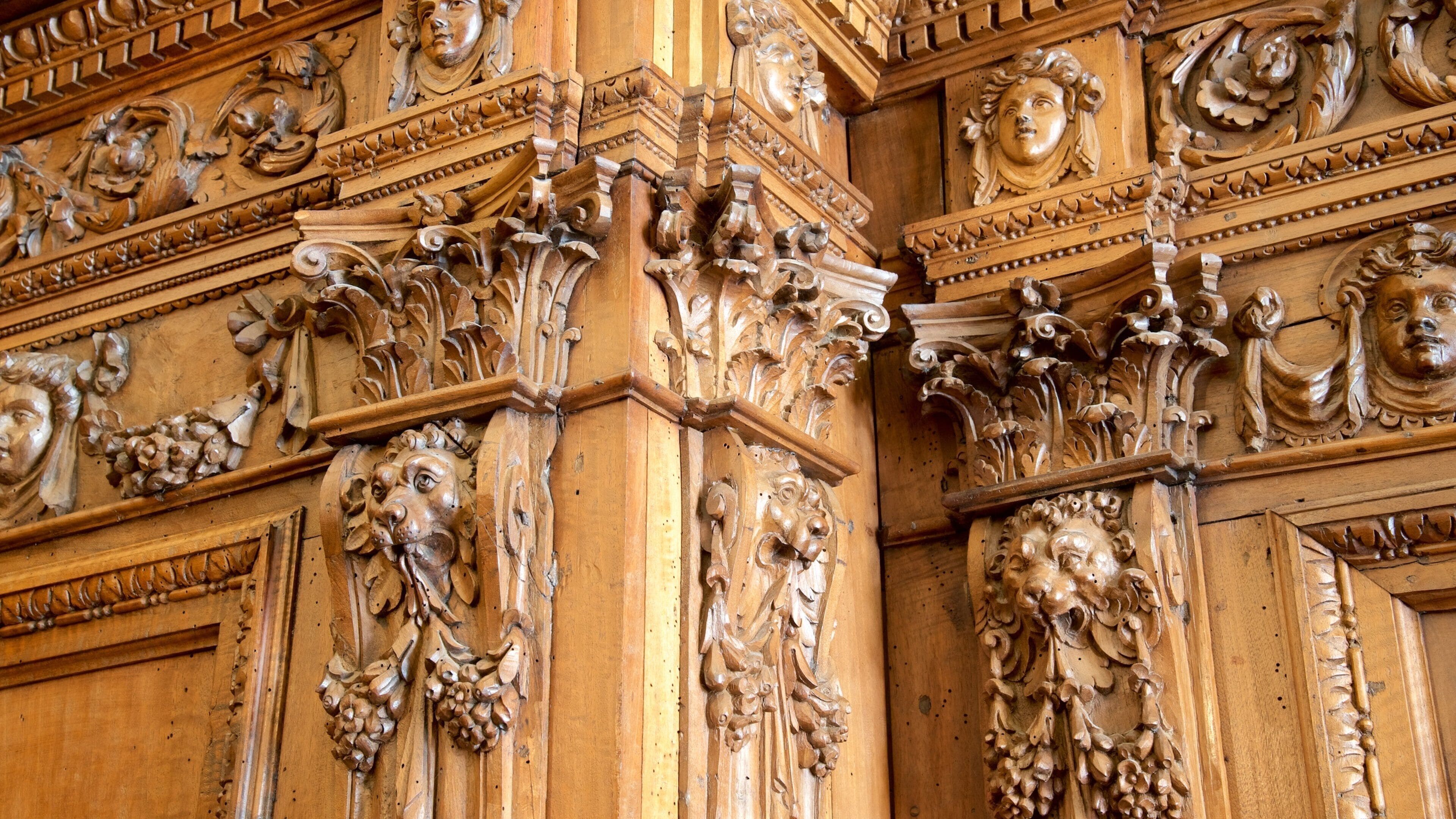 Perugia que incluye vista interna y arte