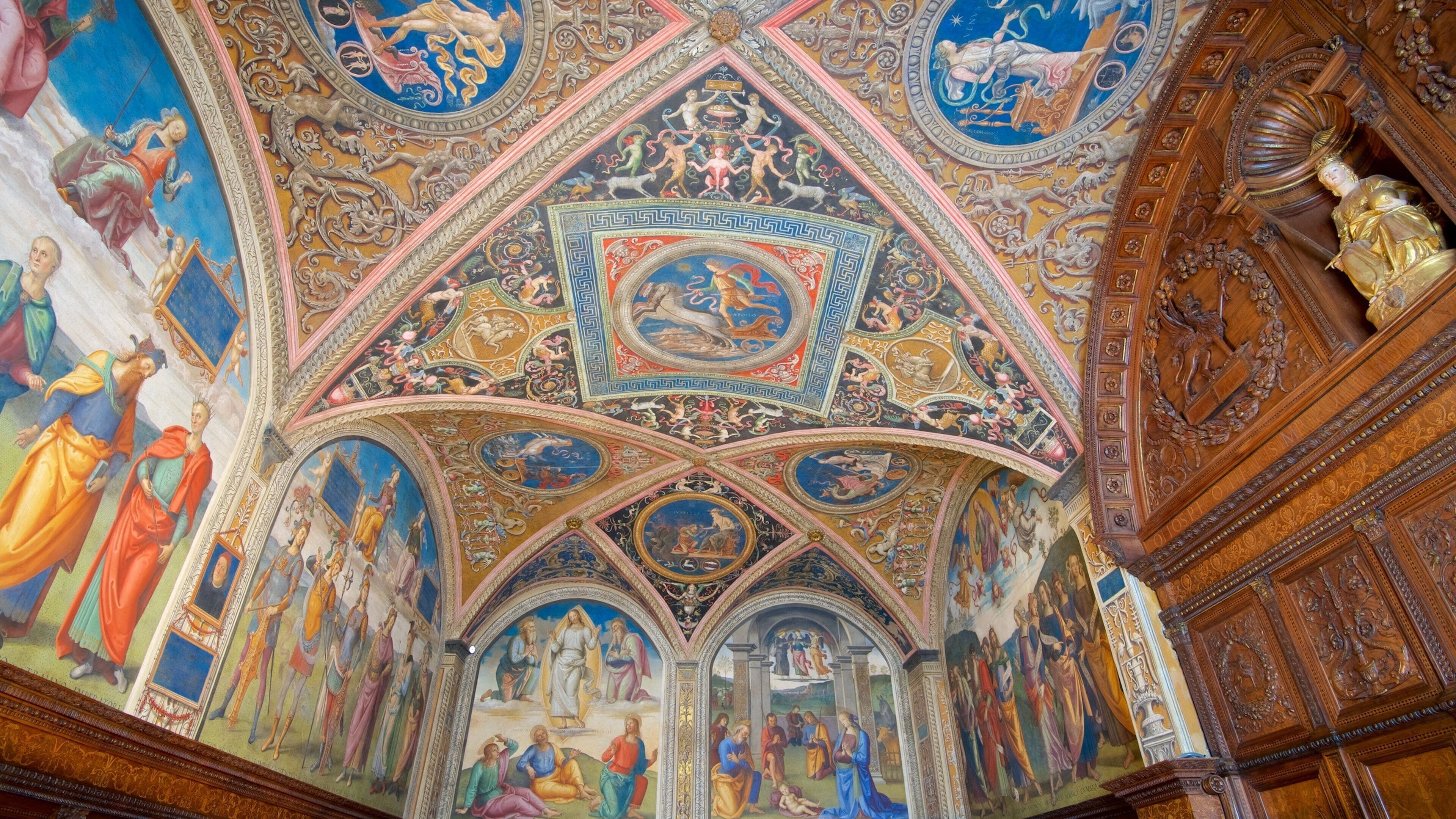 Pérouse montrant art, vues intérieures et éléments religieux