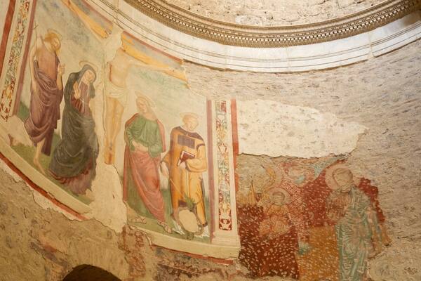 Basilique San Salvatore mettant en vedette vues intérieures et patrimoine architectural