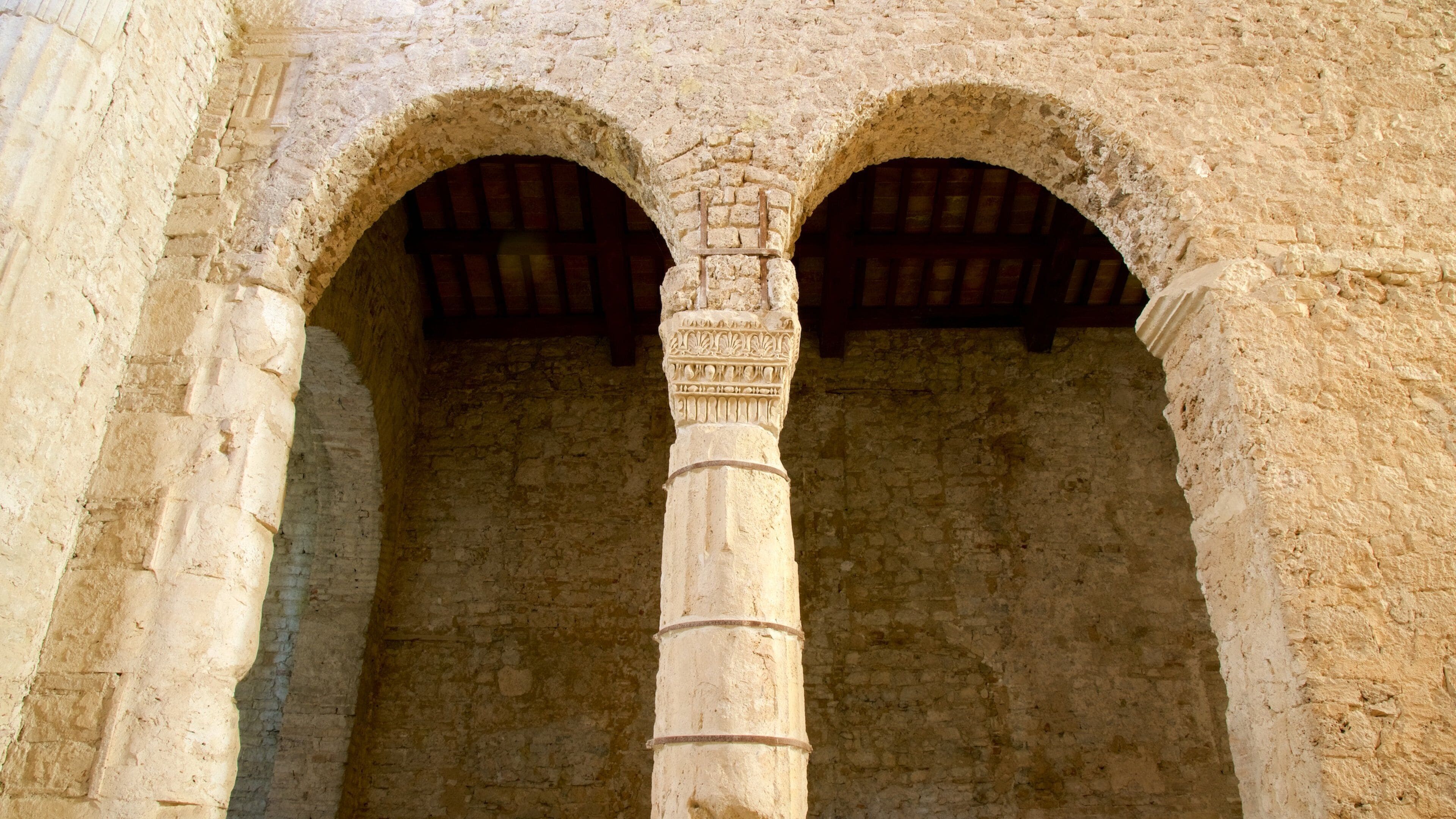 Basilica of San Salvatore johon kuuluu vanha arkkitehtuuri