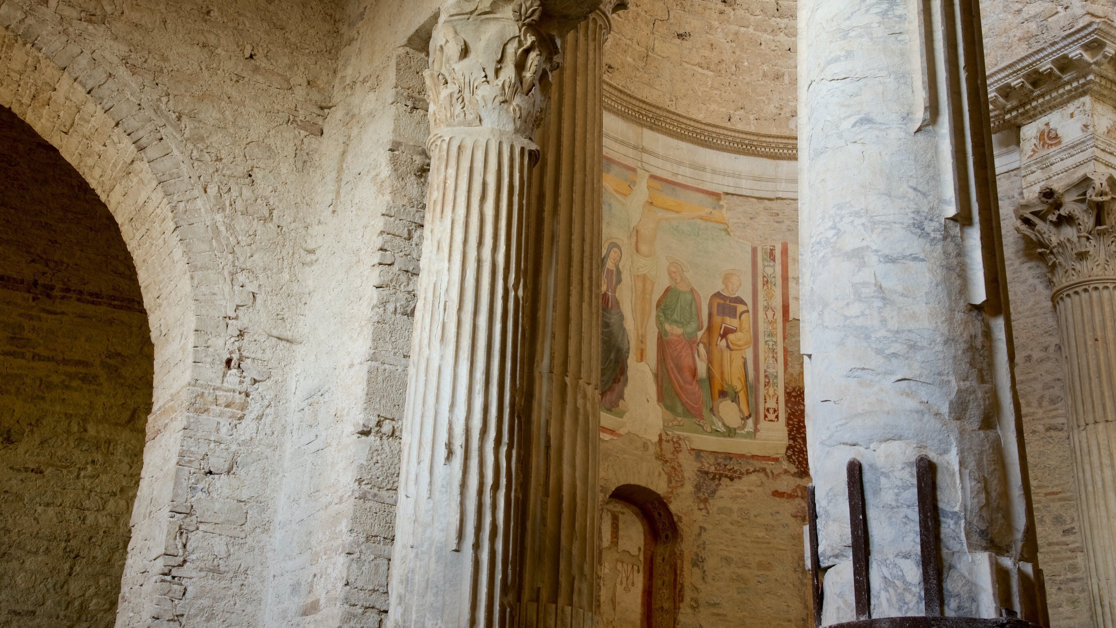 Basilica di San Salvatore caracterizando arquitetura de patrimônio, elementos religiosos e vistas internas