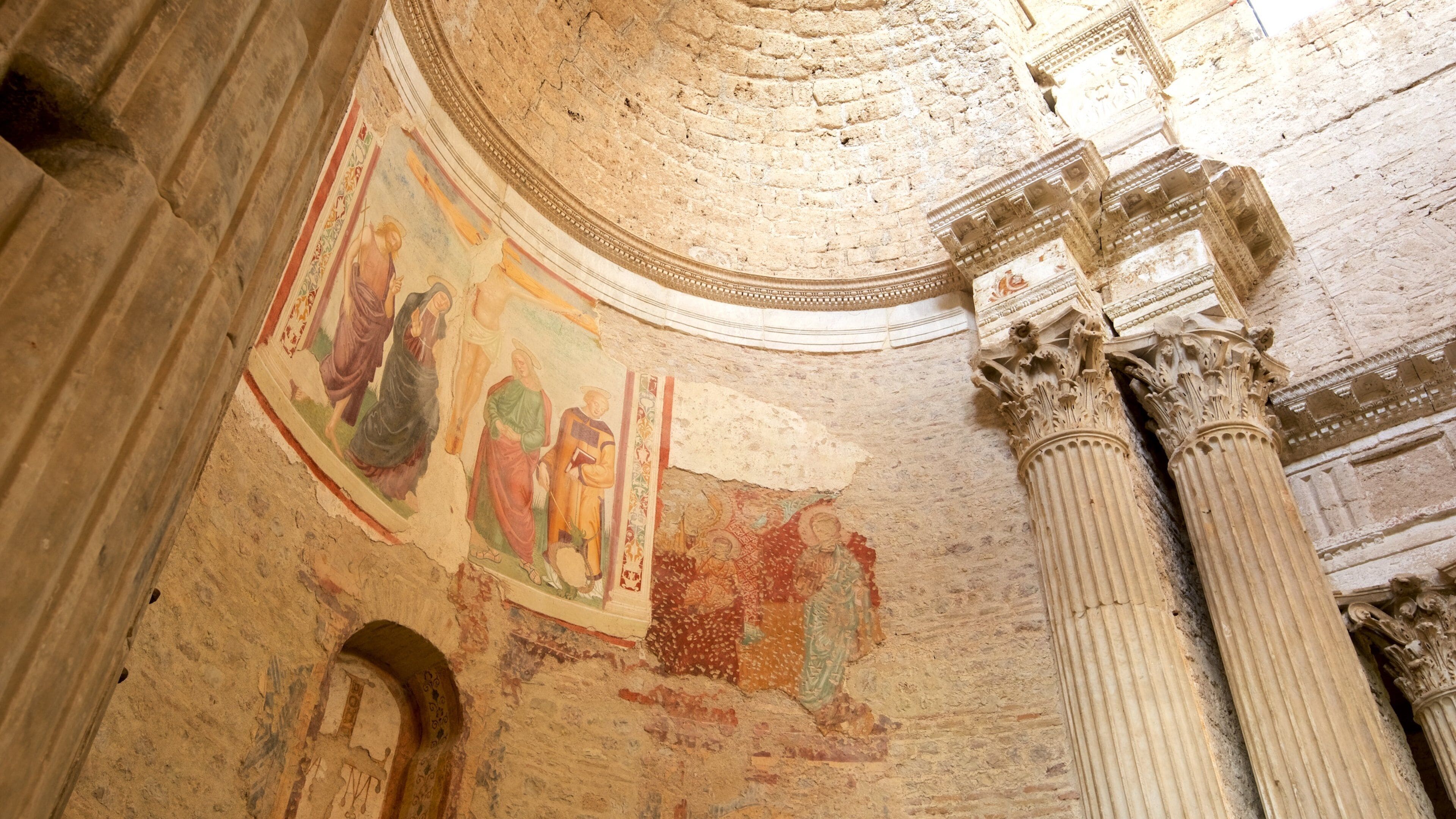 Basilique San Salvatore montrant patrimoine architectural, vues intérieures et éléments religieux