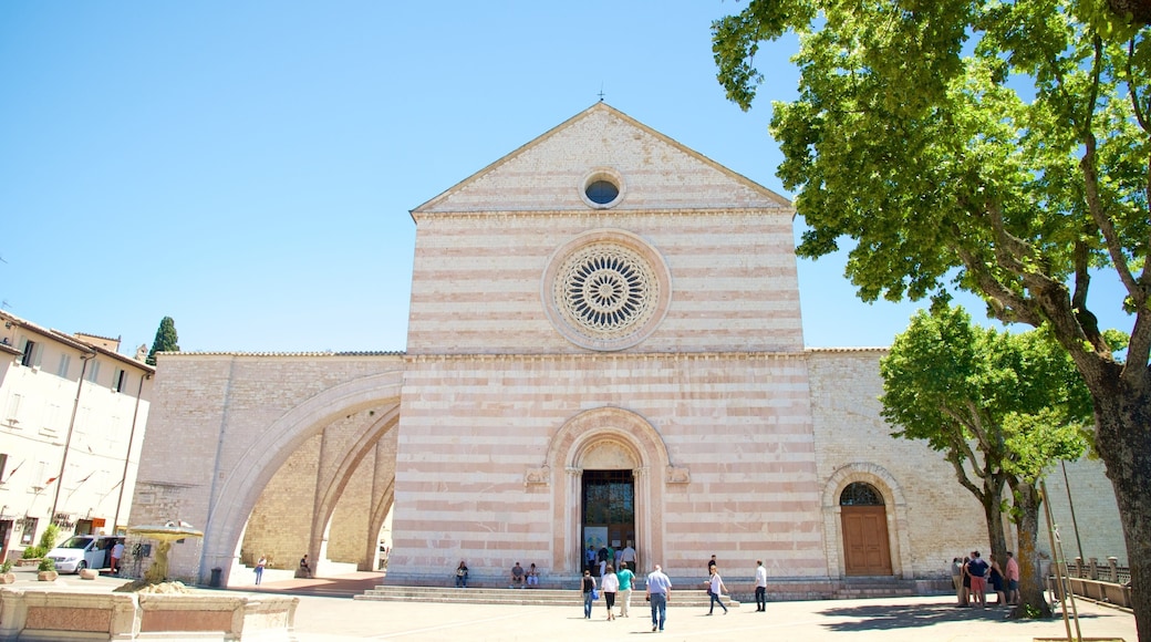Basilique Sainte-Claire montrant église ou cathédrale et patrimoine architectural aussi bien que important groupe de personnes