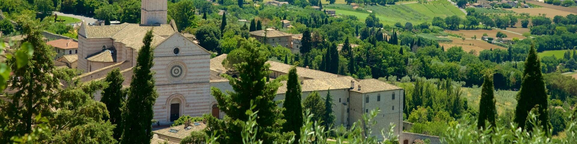 Basilica di Santa Chiara das einen Landschaften, Farmland und Kirche oder Kathedrale