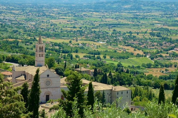 Basilique Sainte-Claire montrant église ou cathédrale, ferme et panoramas