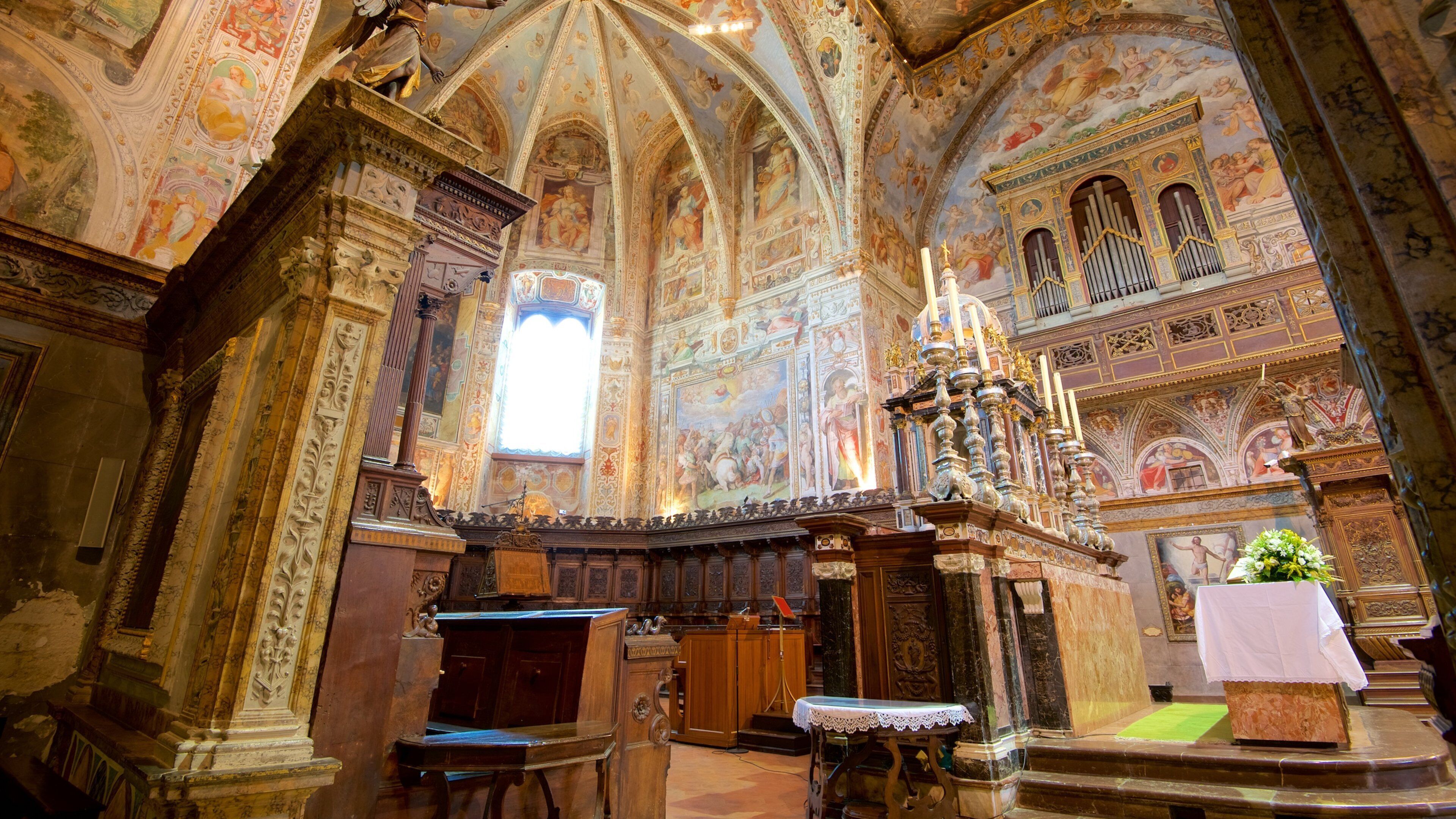 Basilica San Pietro mostrando una iglesia o catedral, vistas de interior y aspectos religiosos