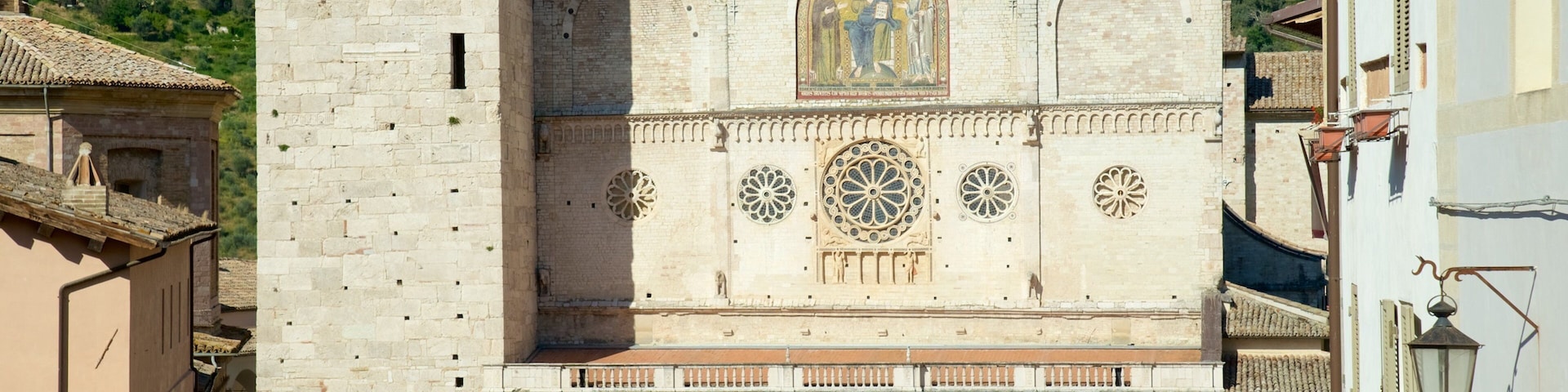 Catedral de Santa Maria Assunta , Spoleto, Italia ofreciendo una iglesia o catedral y arquitectura patrimonial