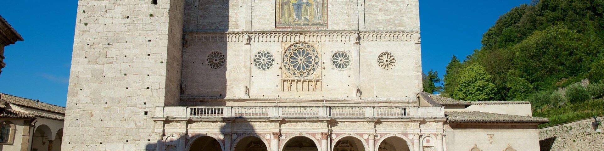 Catedral de Santa Maria Assunta , Spoleto, Italia que incluye arquitectura patrimonial, aspectos religiosos y una iglesia o catedral