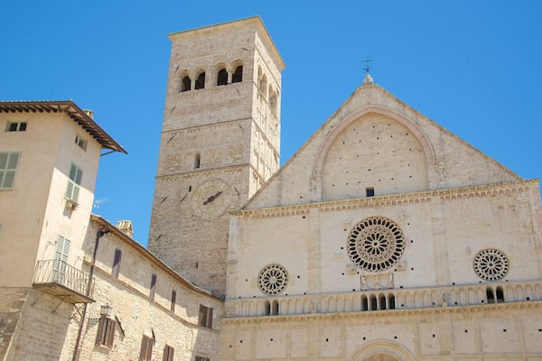 San Rufino Katedral som omfatter historiske bygningsværker, religiøse aspekter og en kirke eller en katedral