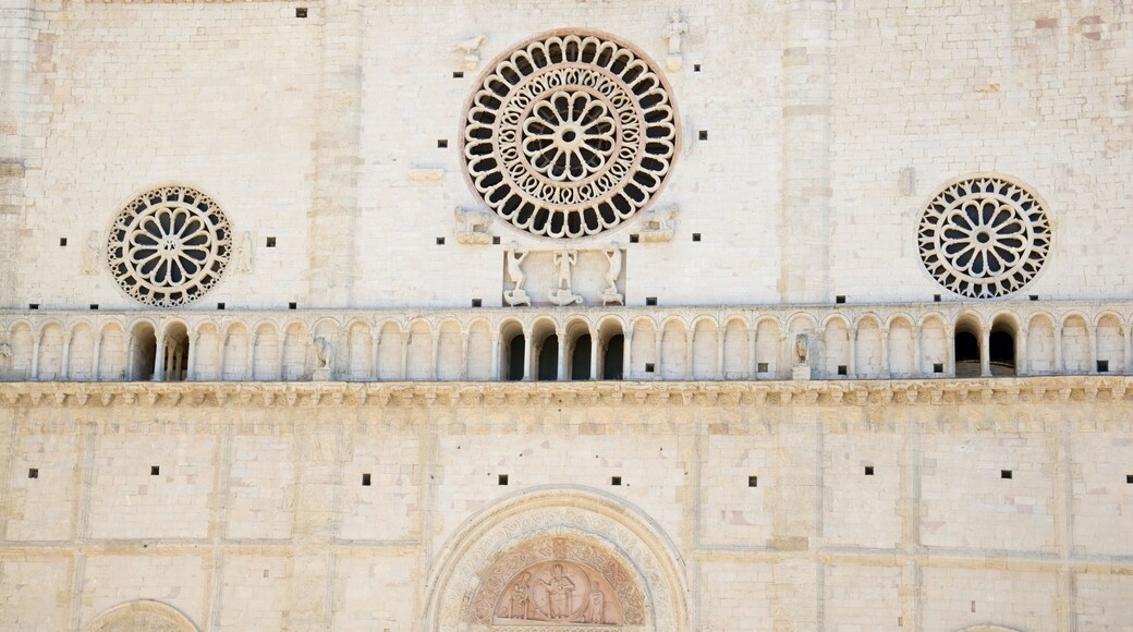 San Rufino-katedralen som viser kirke eller katedral