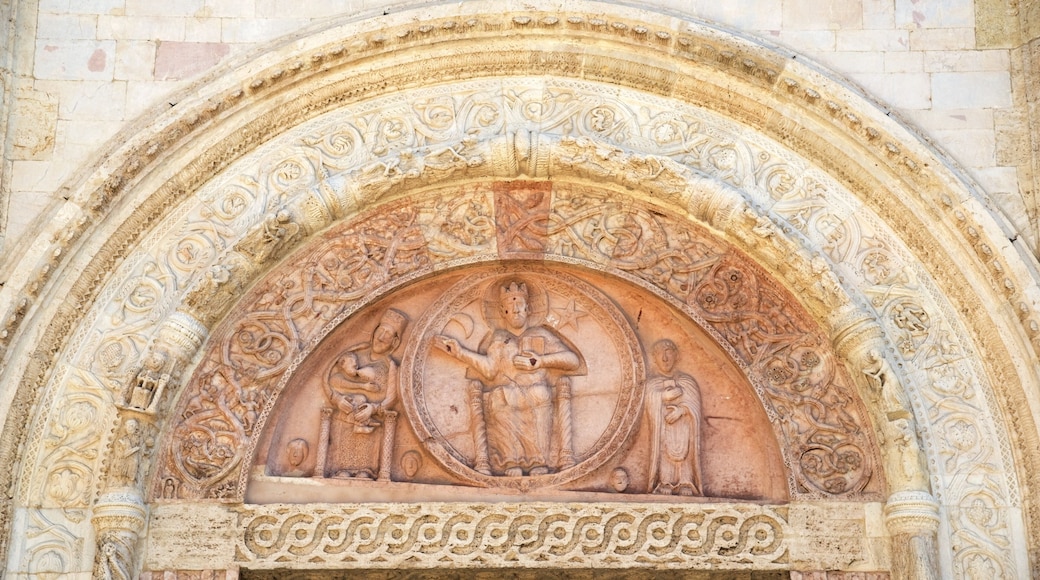 Cathedral of San Rufino featuring heritage elements
