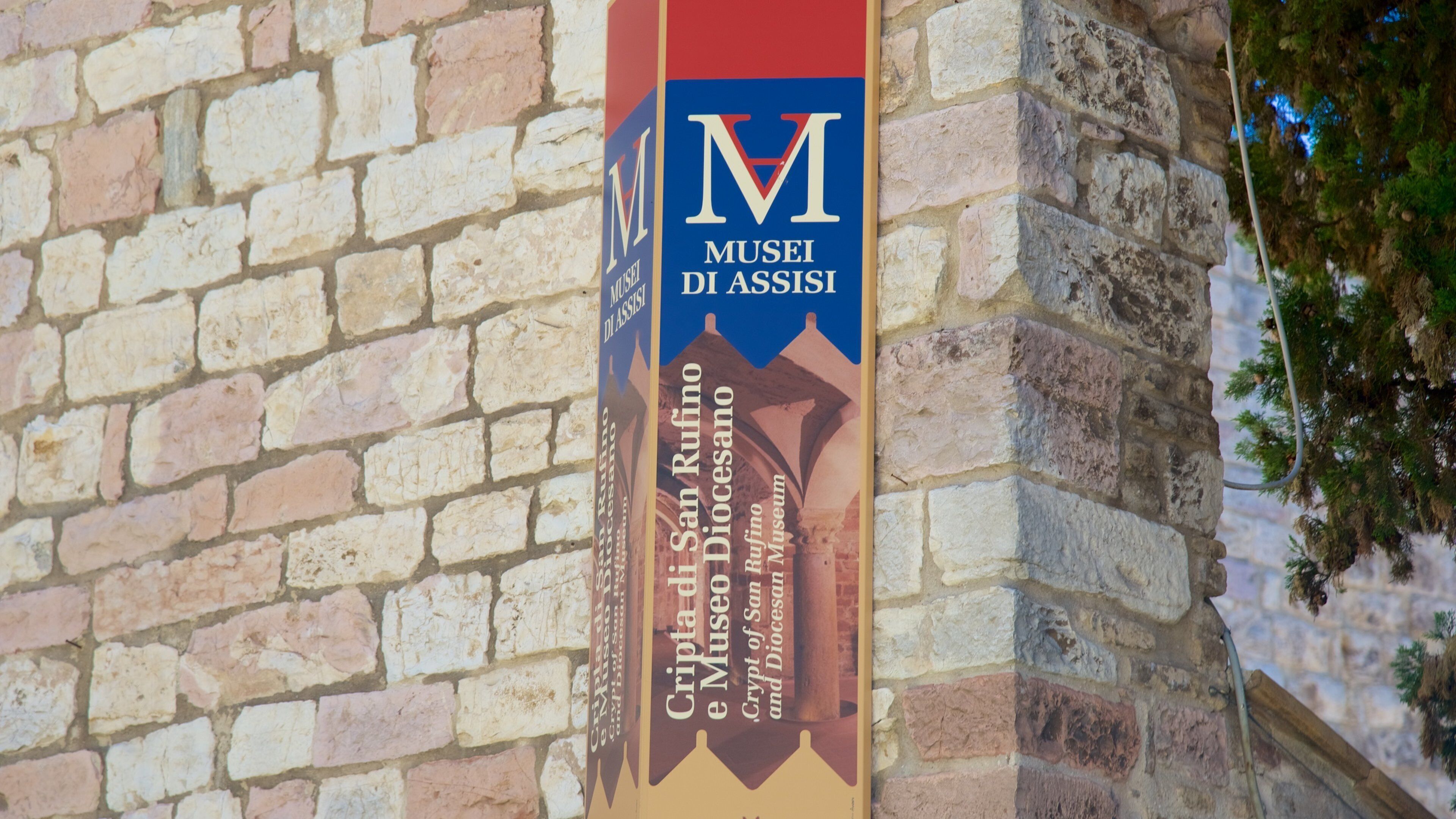 Duomo di San Rufino que incluye señalización y una iglesia o catedral