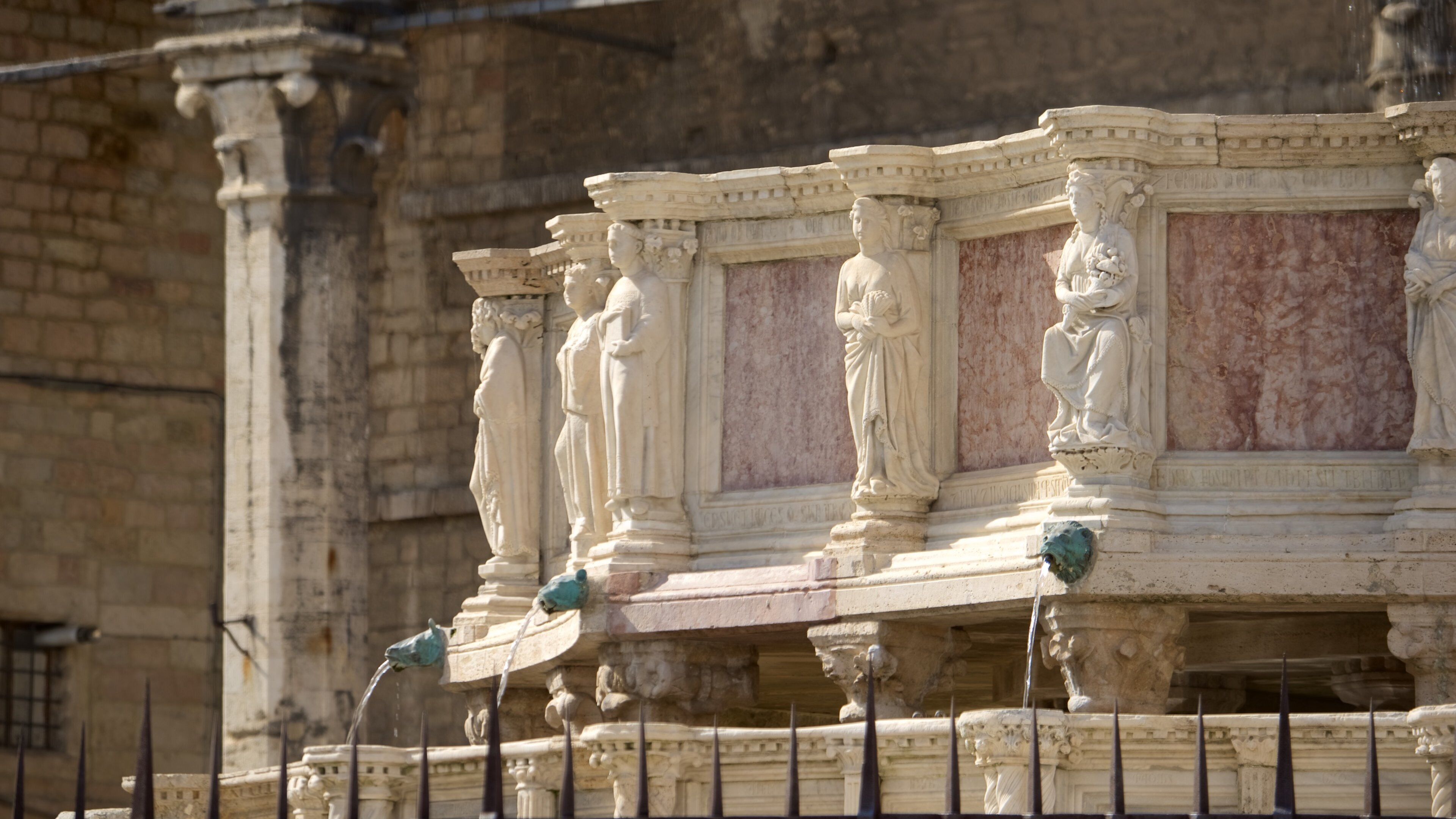 Fontana Maggiore showing heritage elements and a fountain
