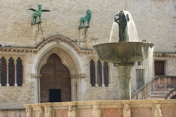 Fontana Maggiore featuring a fountain, a statue or sculpture and heritage architecture