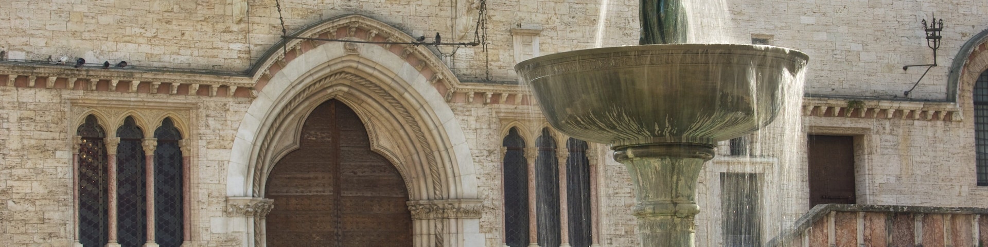 Fontana Maggiore que inclui uma estátua ou escultura, arquitetura de patrimônio e uma fonte