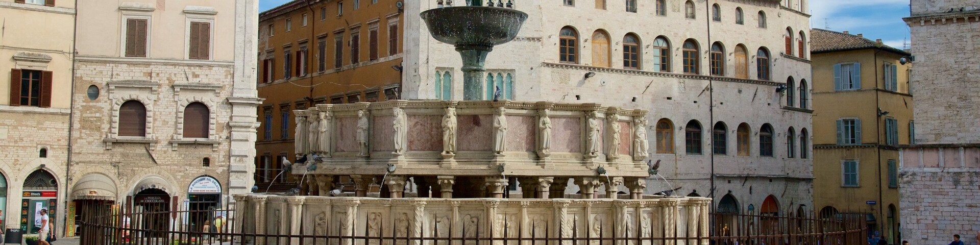 Fontana Maggiore featuring a fountain, a statue or sculpture and a square or plaza
