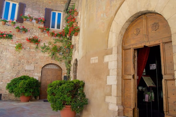 Oratorio dei Pellegrini som omfatter en lille by eller en landsby og historiske bygningsværker
