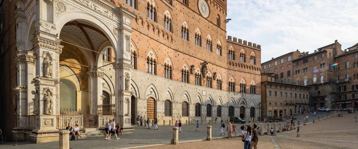 Palazzo Pubblico showing street scenes and heritage architecture as well as a couple
