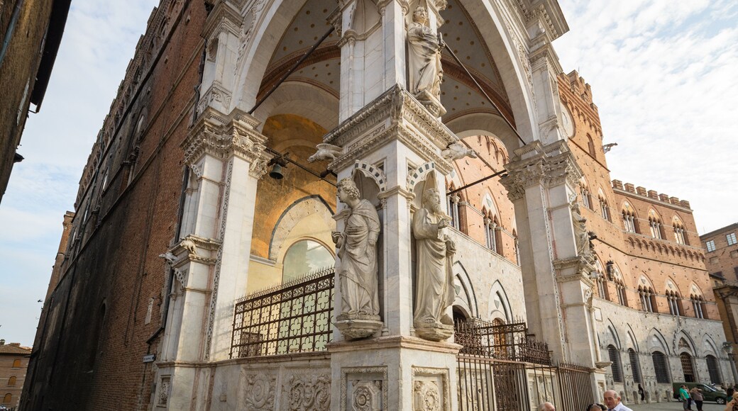 Palazzo Pubblico featuring heritage elements